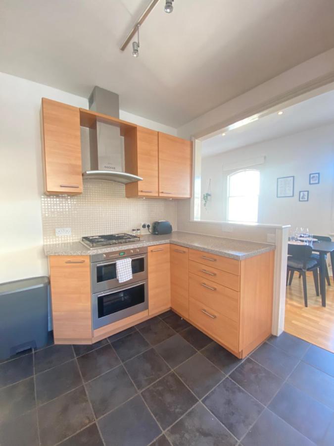 Charming & Bright 2-bed Apt Close To Station Apartment *