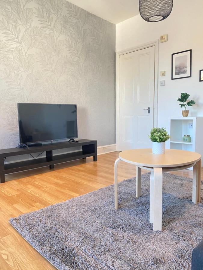 Charming & Bright 2-bed Apt Close To Station Apartament Londra