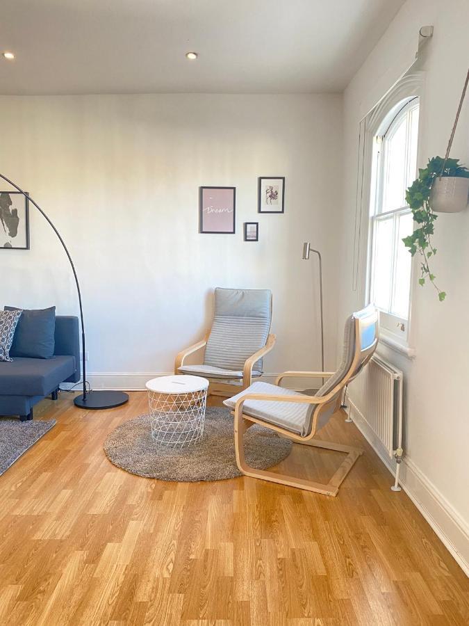 Charming & Bright 2-bed Apt Close To Station Londra