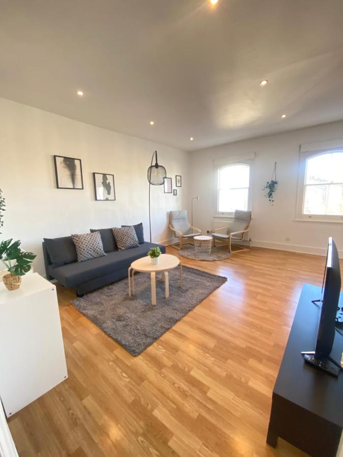 Charming & Bright 2-bed Apt Close To Station * Londra