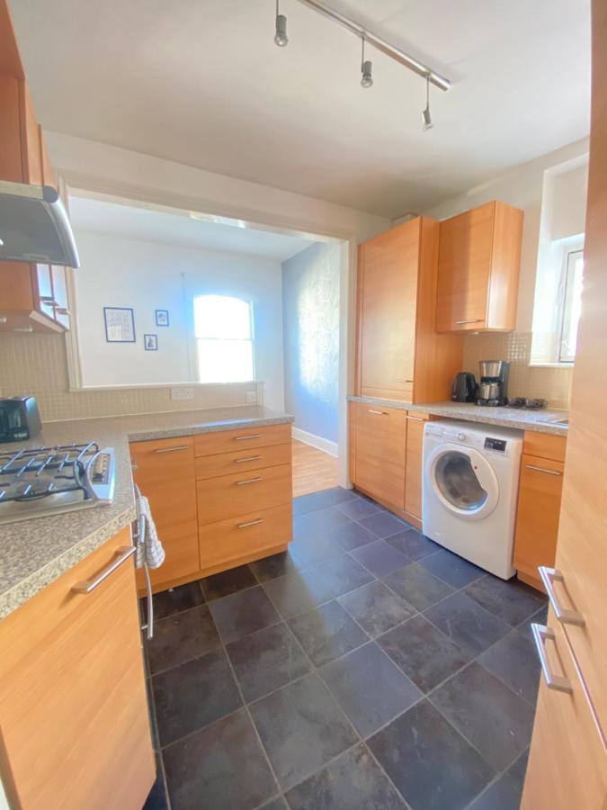 Apartament Charming & Bright 2-bed Apt Close To Station *