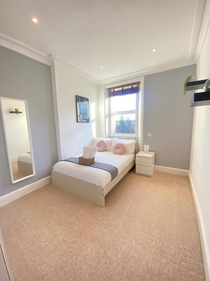 Apartament Charming & Bright 2-bed Apt Close To Station Londra